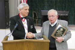 Arkansas Master Russell Anzalone (l) presents the award to Faithful Navigator Bill Welch.